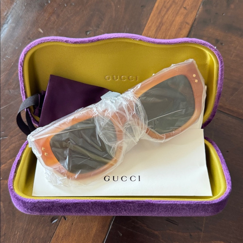 GUCCI 
Havana Green Sunglasses with Authenticity